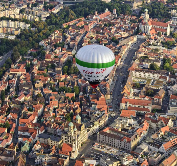 Der Augsburg Ballon über dem Augsburger Rathaus (Foto-Credits: Mark Robertz)